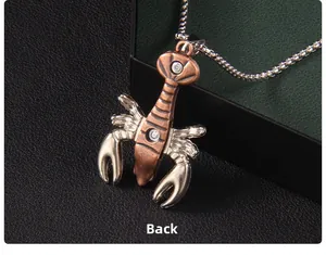 Vue macro arrière du pendentif homard vintage en acier inoxydable avec détails et texture