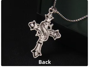 Vue macro du dos du pendentif croix gothique montrant la texture du métal moulé