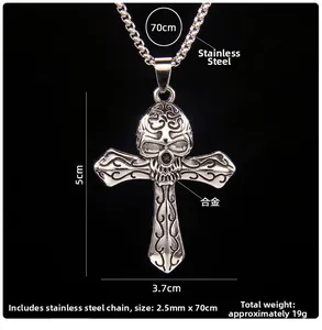 Détail du pendentif croix gothique avec mesures et chaîne à mailles carrées en acier
