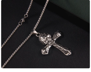 Détail du collier croix gothique en acier inoxydable avec crâne sur cuir noir