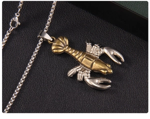 Gros plan détaillé d'un pendentif homard bicolore avec une chaîne à mailles carrées en argent