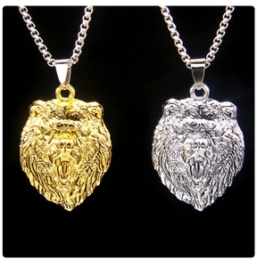 Détail des pendentifs tête de lion punk en finitions or et argent avec chaînes