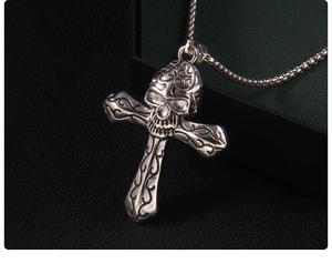 Détail du pendentif croix crâne gothique avec finition argentée et chaîne à mailles