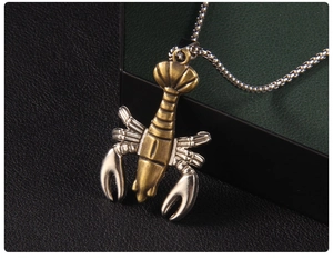 Détail du collier pendentif homard 3D rétro avec texture métal bicolore sur chaîne à billes