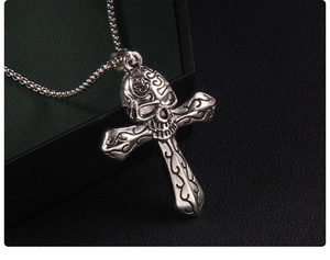 Détail du collier croix tête de mort gothique avec reliefs floraux en argent vieilli