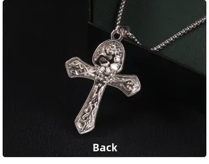 Vue macro montrant les détails gravés au dos du pendentif croix Ankh gothique