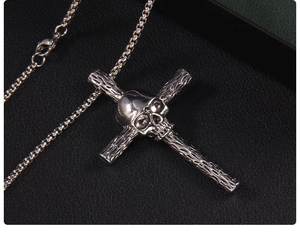 Détail du pendentif croix crâne gothique avec finition argentée et chaîne à mailles carrées