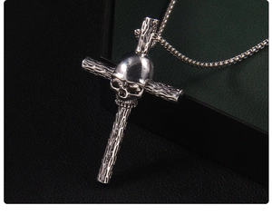 Gros plan d'un pendentif gothique crâne et croix avec texture boisée sur une chaîne