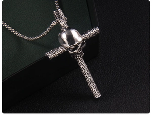 Gros plan du pendentif croix crâne gothique avec texture bois sur cuir noir élégant