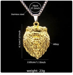 Vue macro détaillée du pendentif tête de lion dorée avec des sculptures métalliques