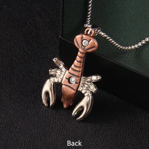 Collier pendentif homard rétro en cuivre et argent, vue arrière sur fond de cuir noir