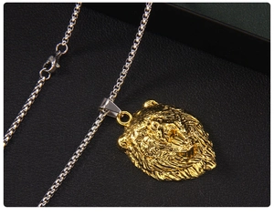 Gros plan détaillé d'un pendentif tête de lion doré avec textures métalliques fines