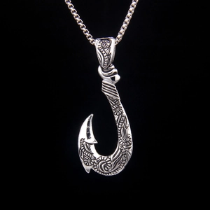 Collier Pendentif Hameçon en Acier Inoxydable Vintage pour Hommes Totem Tribal Gravé Collier en Alliage Vieilli Bijoux de Pêche Cadeau