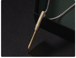 Dettaglio della collana con ciondolo a coltello bicolore in acciaio inossidabile e catena