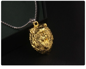 Détail macro du pendentif tête de lion dorée avec texture de crinière et détails du visage