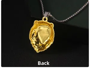Détail macro du dos du pendentif tête de lion doré avec finition métallique texturée