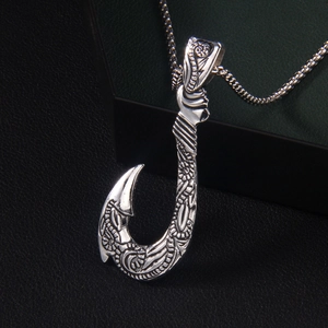Collier en acier inoxydable avec pendentif crochet et gravure sur cuir noir