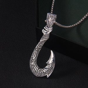 Collier vintage avec pendentif hameçon argenté et gravures tribales pour homme