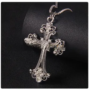 Dettaglio della collana a croce hip hop vintage in argento con strass su pelle nera