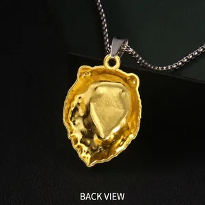 Pendentif tête de lion doré avec chaîne argentée, vue arrière sur cuir noir