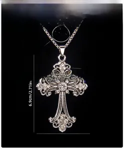 Dettaglio del ciondolo a croce vintage in argento con diamanti su catena in acciaio