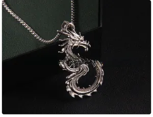 Dettaglio macro del ciondolo a forma di drago retrò con squame e texture metalliche
