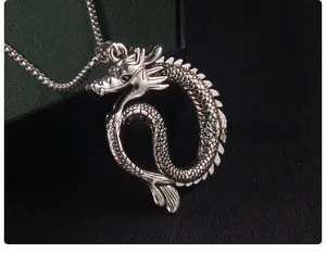 Dettaglio del ciondolo a forma di drago in argento retrò con trame di squame incise