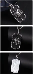 Vista macro della collana con rilievo di drago con dettaglio pendente e retro in argento