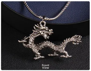 Vista frontale del ciondolo drago in argento con squame dettagliate su catena metallo