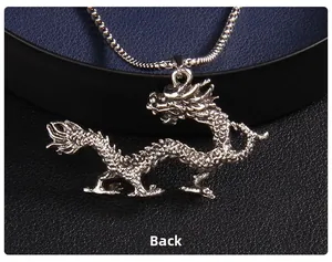 Dettaglio macro del retro del ciondolo a drago in argento vintage con trama metallica