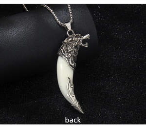 Vue arrière détaillée du pendentif tête de loup et dent factice avec chaîne en métal