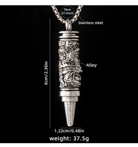 Vue détaillée du relief de dragon vintage sur un pendentif balle en acier inoxydable