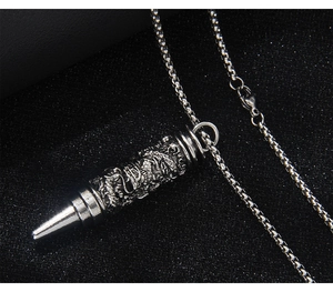 Vue macro du pendentif balle vintage en argent avec relief détaillé de dragon chinois