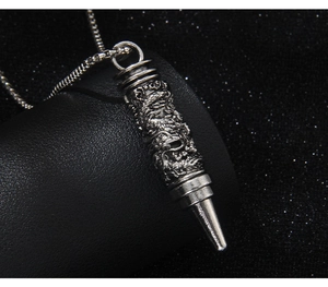Détail macro du pendentif en acier inoxydable vintage avec gravure de dragon chinois