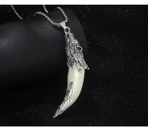Détail du pendentif dent de loup rétro en acier inoxydable avec tête de loup argentée