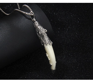 Vue détaillée du pendentif tête de loup rétro avec dent en acrylique sur support noir