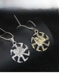 Détail des colliers pendentifs slave roue solaire en finitions argent et bronze antique