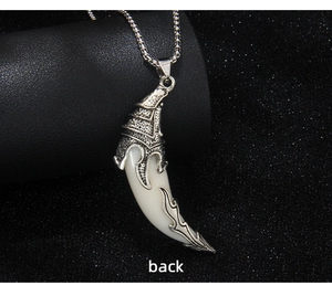 Vue arrière détaillée du pendentif dent de loup vintage sur une chaîne à perles argentée