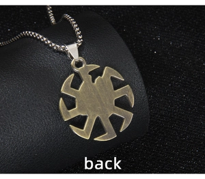 Vue macro du dos du pendentif Soleil Noir en bronze vintage avec sa chaîne box