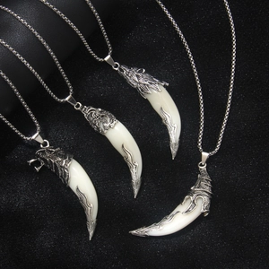 Collier Pendentif Dent de Loup Tribal Vintage Chaîne en Acier Inoxydable Tête de Loup en Alliage Dent en Acrylique Bijoux Punk Unisexe