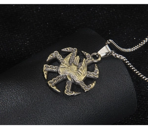 Détail du pendentif slave en acier inoxydable bicolore avec roue solaire et oiseau