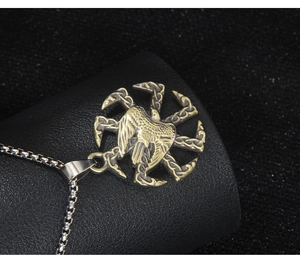 Vue détaillée du pendentif roue solaire Kolovrat slave avec aigle et fini vintage