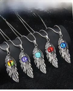 Vue détaillée des colliers plumes avec pendentifs œil maléfique en cinq couleurs variées