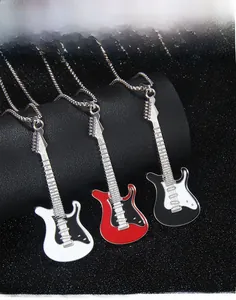 Détails macro de pendentifs guitare électrique en émail en rouge, blanc et noir