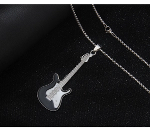 Gros plan détaillé du pendentif guitare électrique sur fond noir texturé élégant