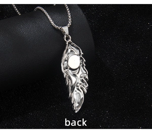 Vue détaillée du dos du pendentif plume argenté montrant la texture mate fine