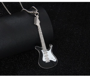 Détail du pendentif guitare électrique style rock avec finition émail et chaîne argentée