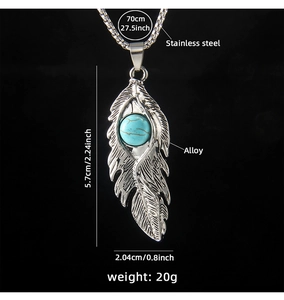 Vue détaillée du pendentif plume 5,7x2,04cm et de la chaîne en acier de 70cm