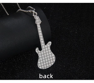 Détail macro du dos du pendentif guitare argenté avec texture quadrillée et chaîne à billes