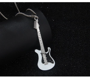 Macro d'un collier pendentif guitare électrique en émail blanc sur support en cuir noir